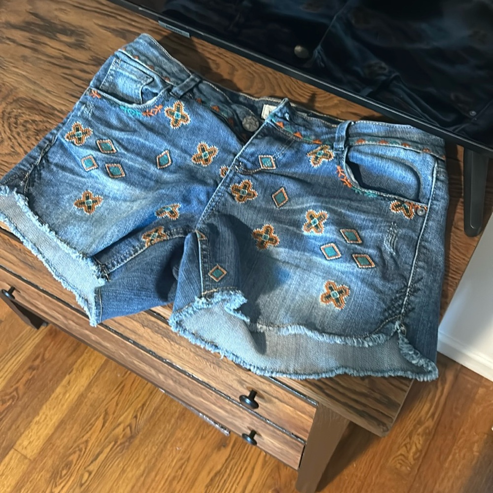 Women’s 7/8 rue21 shorts with unique print